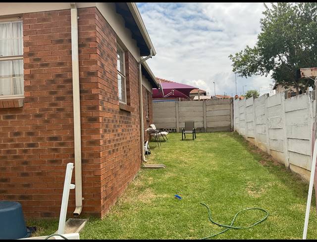 3 BEDROOM FREESTANDING FOR SALE IN THATCH HILL ESTATE